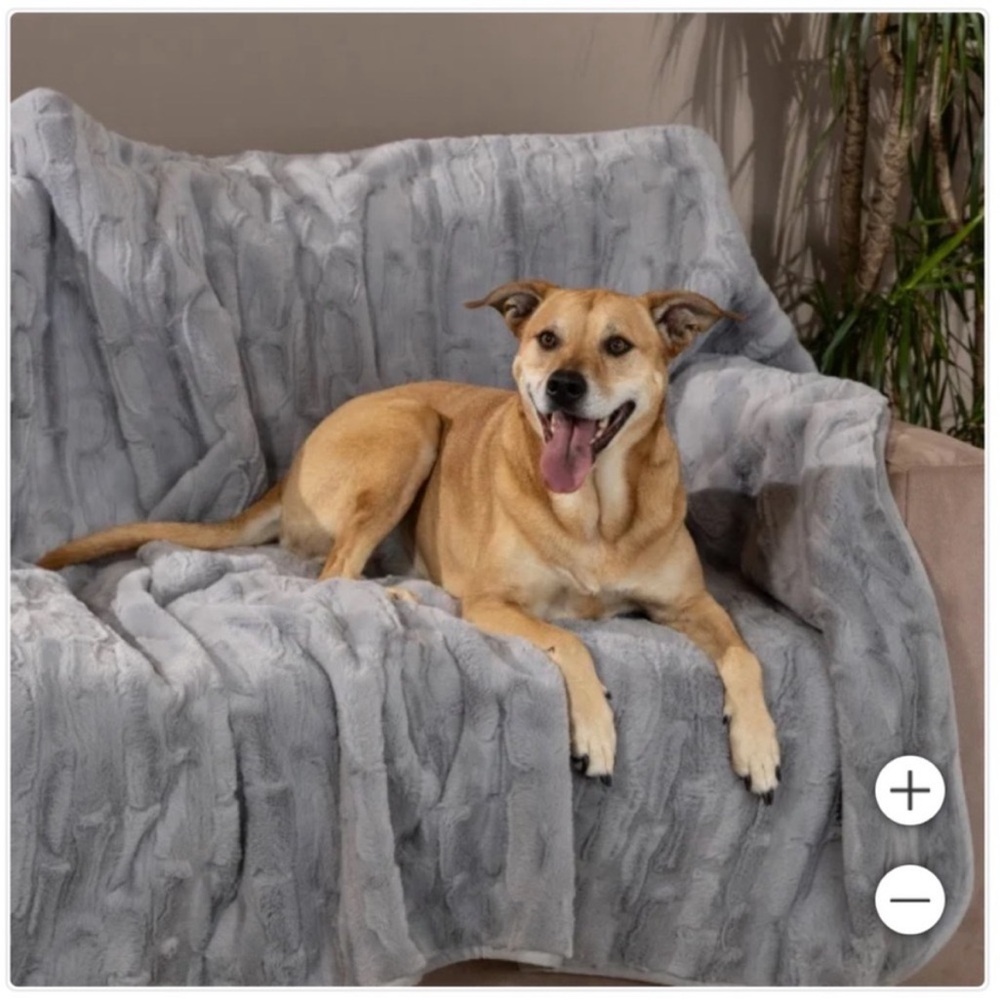 NWT Brentwood Originals Oversized Waterproof Pet
Blanket & Furniture Protector